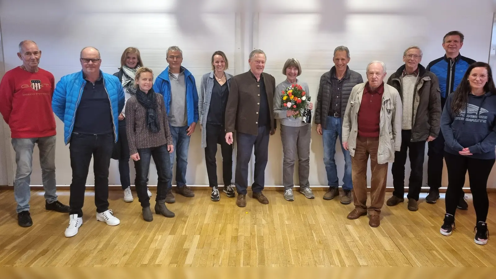 Übungsleiterin Traudl Krause (mit Blumenstrauß) wurde während der letzten Verwaltungsratssitzung offiziell verabschiedet. Als Mitglied bleibt sie dem Verein jedoch erhalten. (Foto: TSV Starnberg)