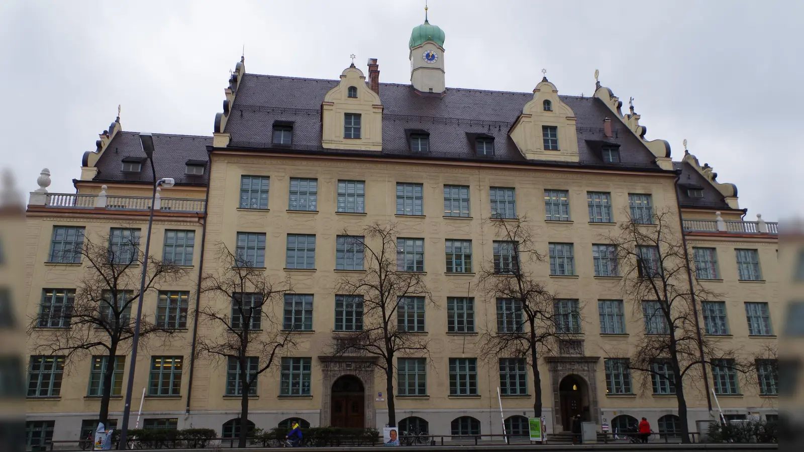 Die Grund- und Mittelschule an der Fürstenrieder Straße 30 ist über hundert Jahre alt und entspricht im Baustil wie auch den Texten an den Eingangstüren den Anschauungen der damaligen Zeit. (Foto: Beatrix Köber)