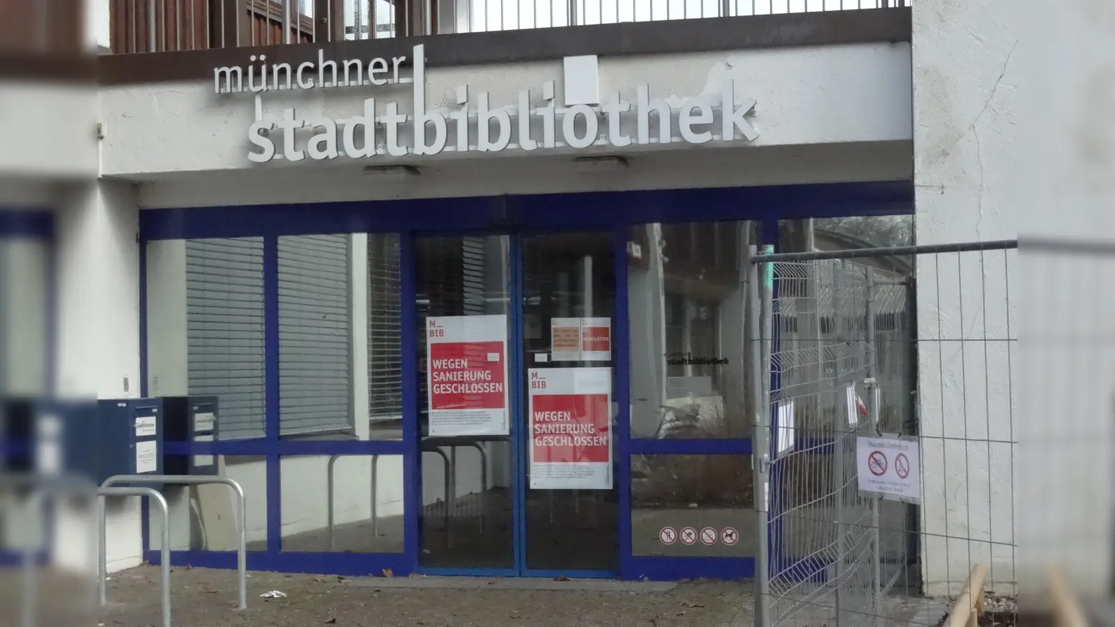 Seit 9. Juli vergangenen Jahres wegen eines Wasserschadens geschlossen: die Stadtbibliothek Allach-Untermenzing. (Foto: tab)