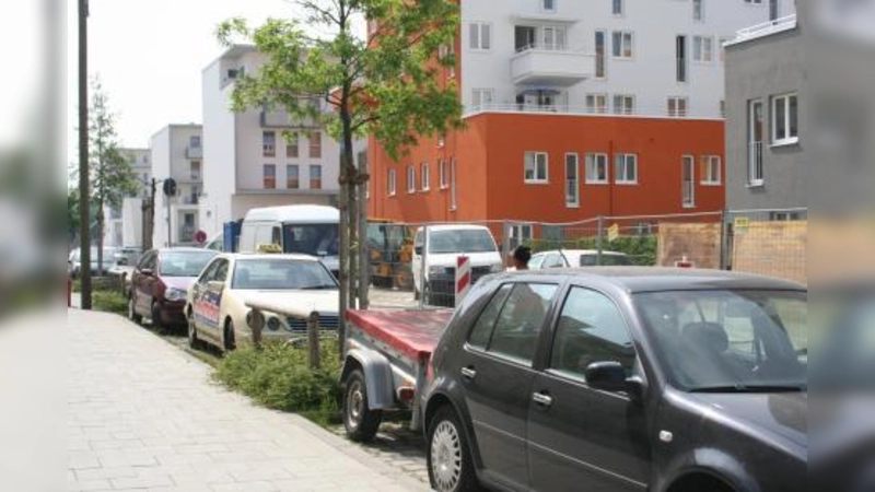 Dicht an dicht parken die Autos in der Hans-Fischer-Straße. Die Plätze in der Gemeinschafts-Tiefgarage bleiben weitgehend ungenutzt. (Foto: tg)