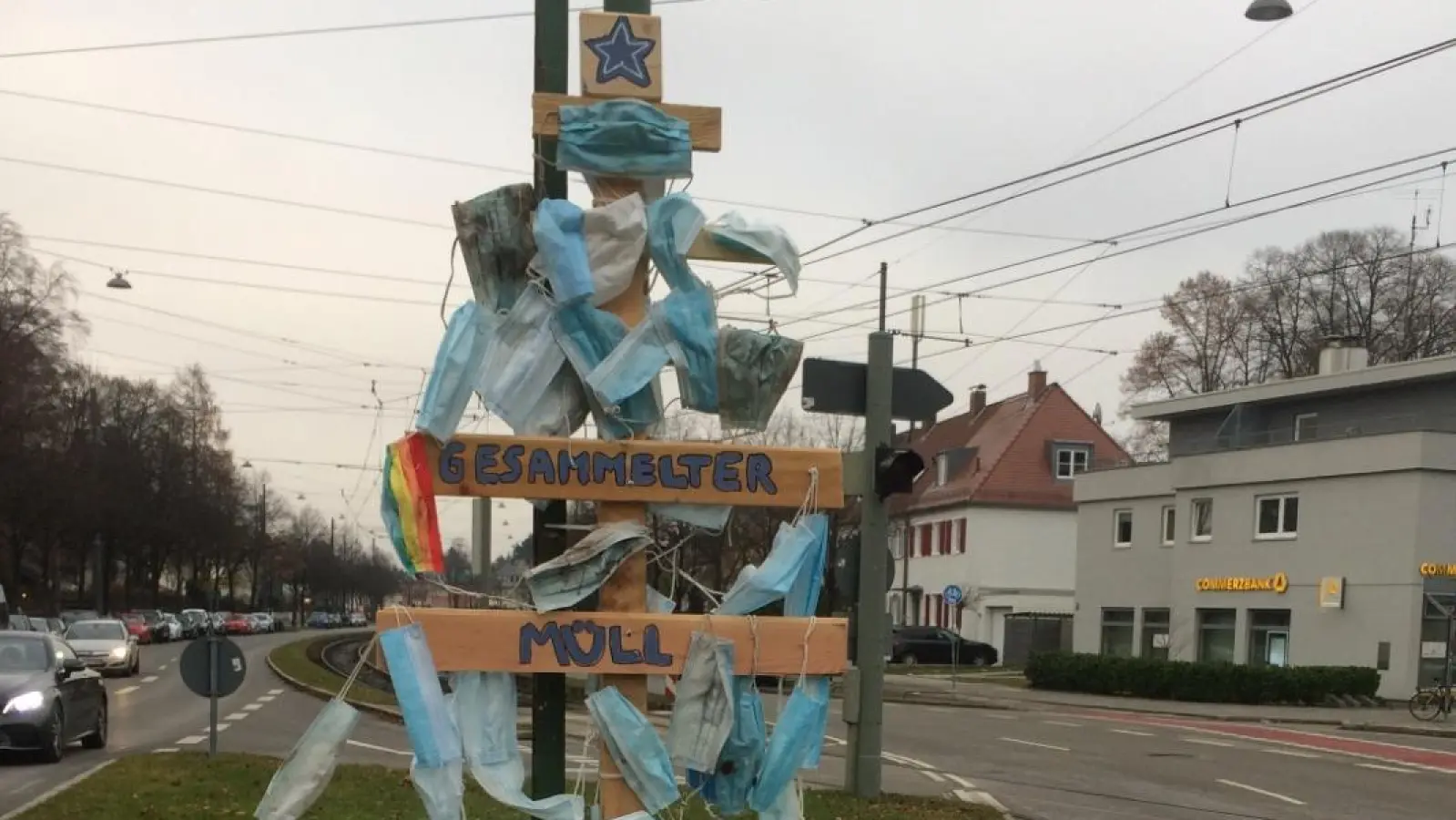 Mit einem Maskenbaum mahnt der CleanUp-Gruppe dazu, seinen Müll nicht auf der Straße zu entsorgen. (Foto: Privat)