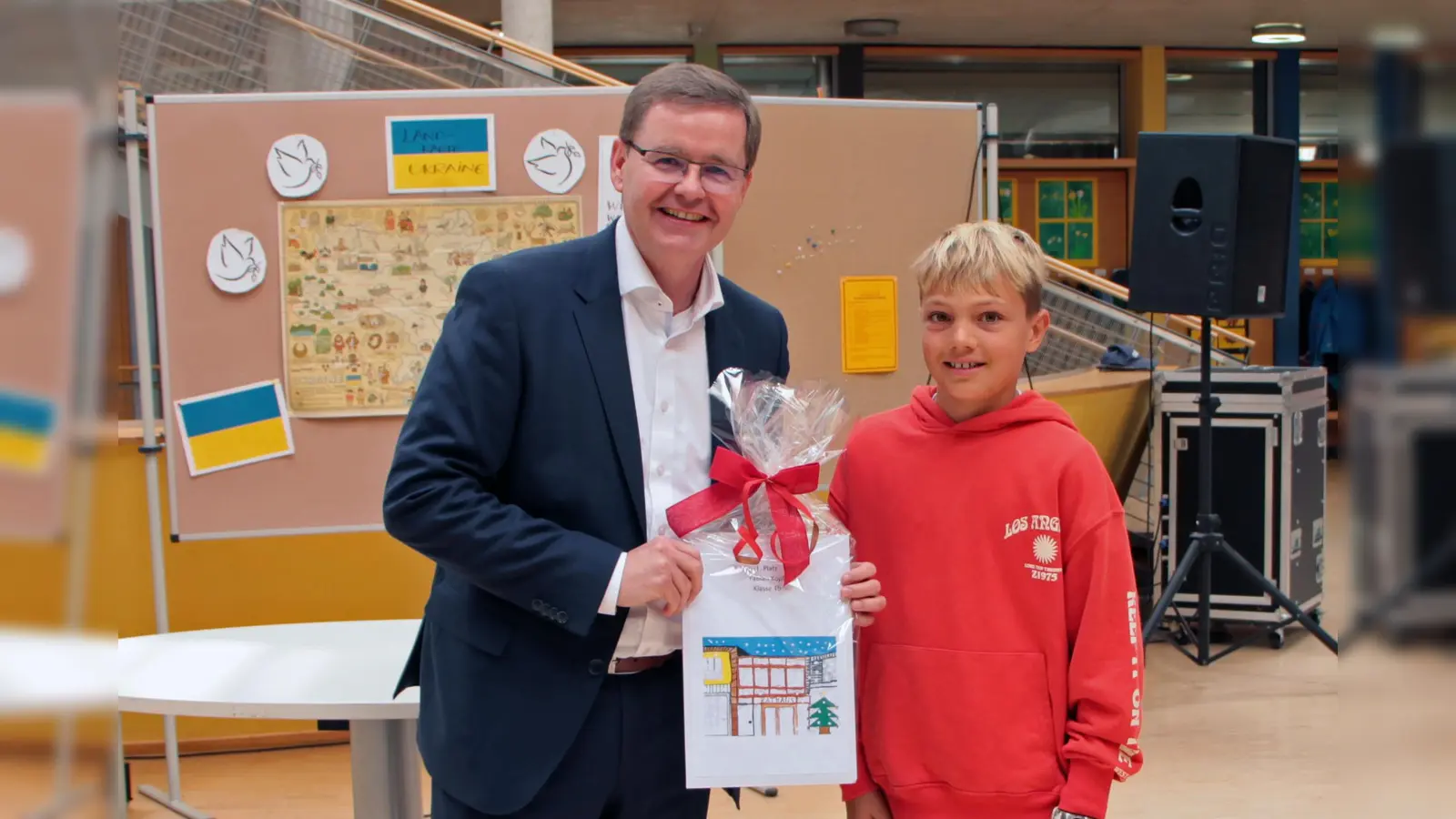 Bürgermeister Manfred Walter mit Fabian Kopf, dessen Motiv für die Gilchinger Weihnachtskarte ausgewählt wurde. (Foto: Gemeinde Gilching)