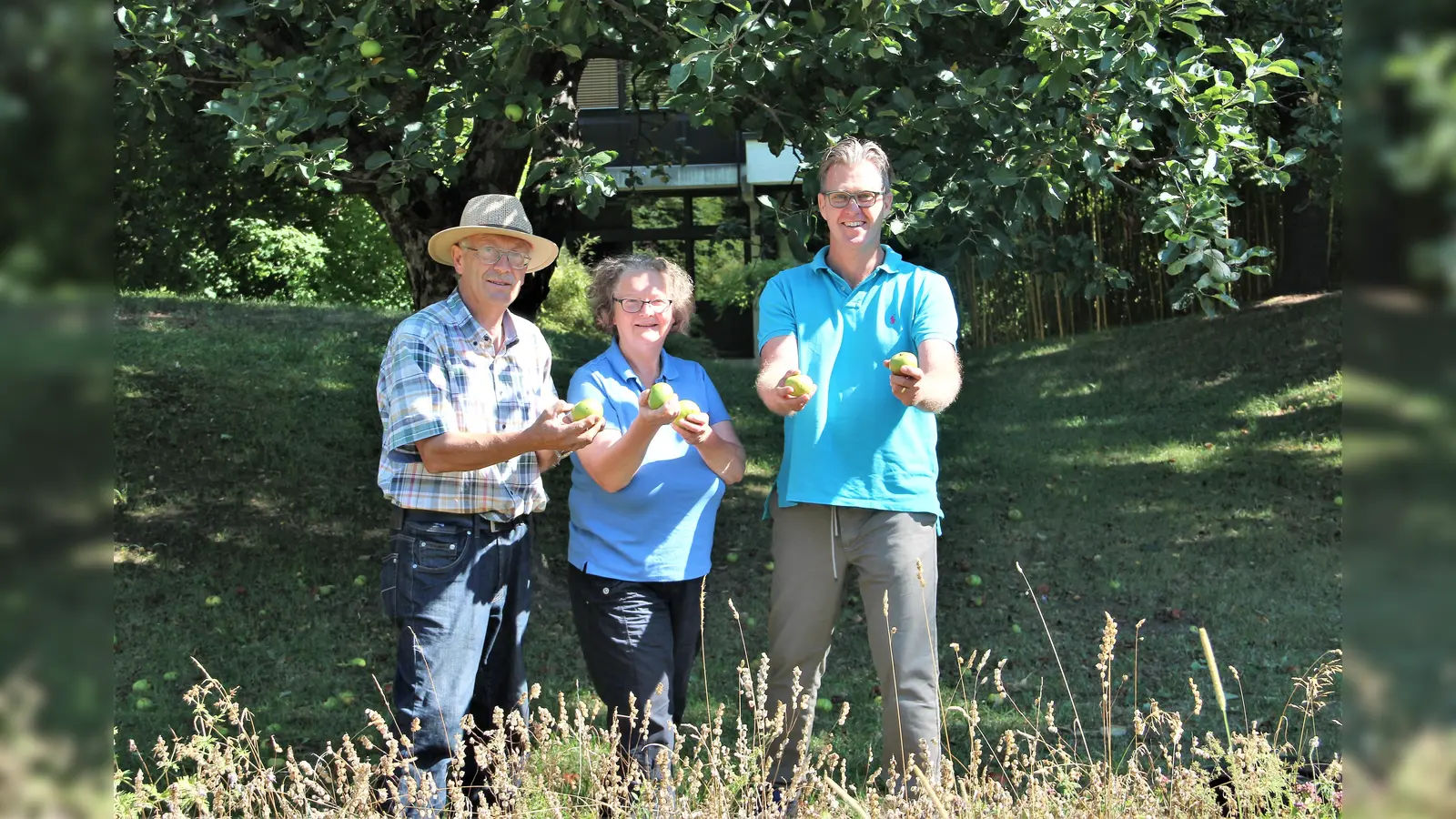 Siegfried Lex, Beate Wild und Michael Hainz (von li) freuen sich auf viele alte Obstsorten aus dem Landkreis. (Foto: LA Dachau)