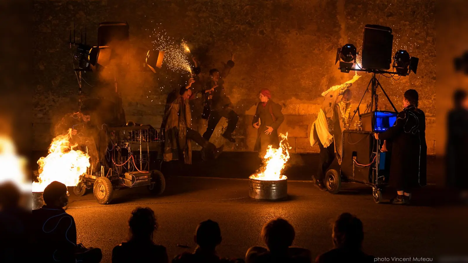 Die Straße wird zur Bühne: Das Theaterensemble Pudding Théâtre gastiert mit seinem Stück „Soupir.s“ in Gauting. (Foto: Vincent Muteau)