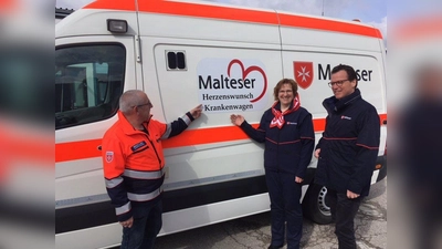 Das Malteser-Herzenswunsch-Team (v. l.) mit dem Leiter der Notfallvorsorge, Bruno Ollech, der Leiterin der Hospizdienste Sylvia-Maria Braunwarth, und dem Geschäftsführer der Malteser in der Diözese Augsburg, Alexander Pereira. (Foto: Malteser)