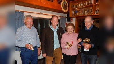 Andreas Friedinger (2. von links) gratuliert den Pokalgewinnern: Hans Friedinger (links), Friederike Bradl und Helmut Jakob. (Foto: Adlerschützen Wangen)