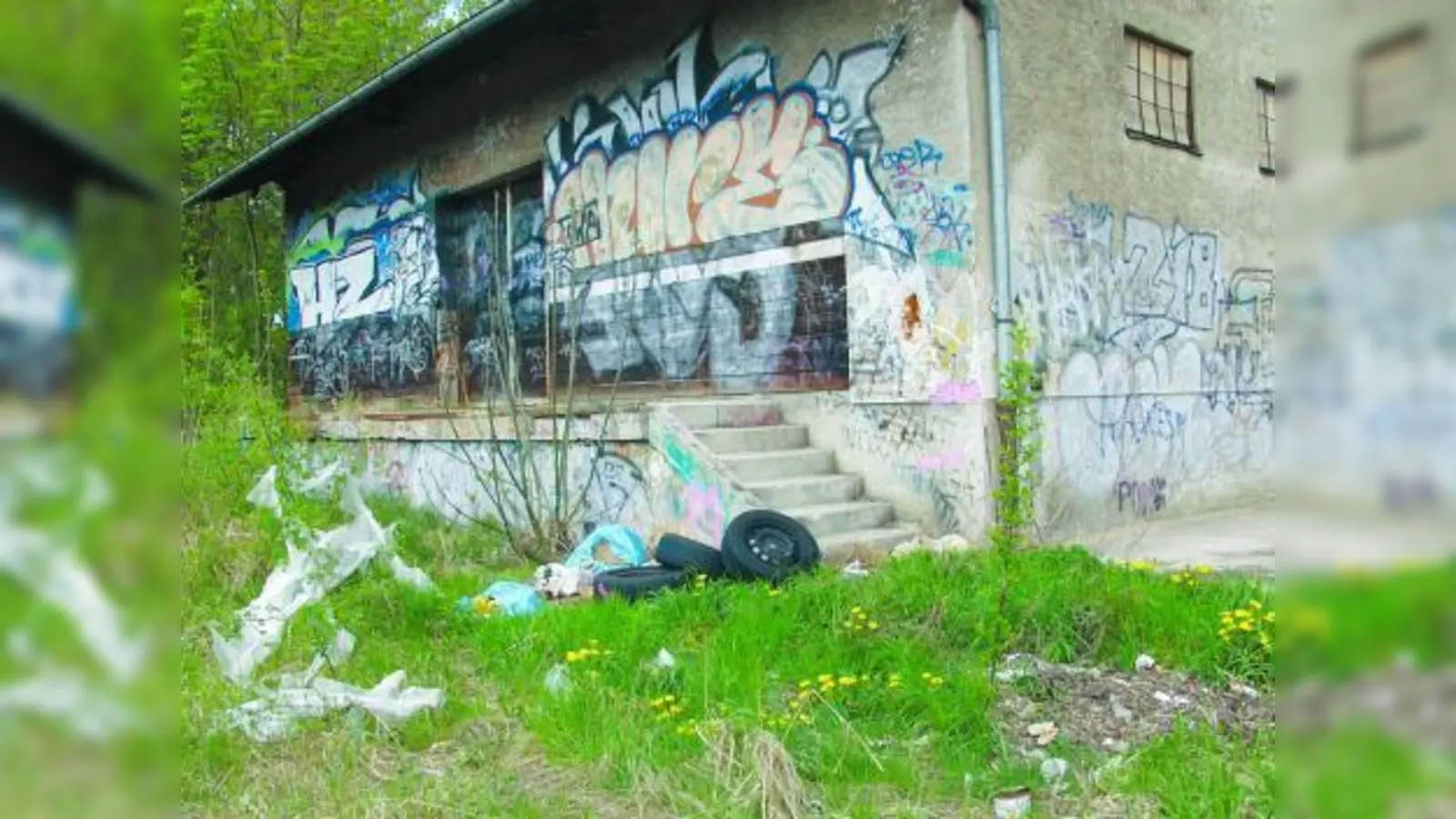 So werden Aubingbesucher, die mit der S-Bahn von München kommen, direkt vor dem Bahnhof begrüßt: Mit dem Blick auf ein zunehmend verwahrlostes Lagergebäude, dessen Umfeld immer häufiger als Müllablagerungsplatz benutzt wird. (Foto: Eva Schraft)