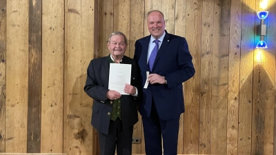 Hans (Bobby) Verfürth wurde von Landrat Christoph Göbel kürzlich für sein jahrzehntelanges Engagement bei der Volksbühne Neubiberg-Ottobrunn geehrt.  (Foto: hw)