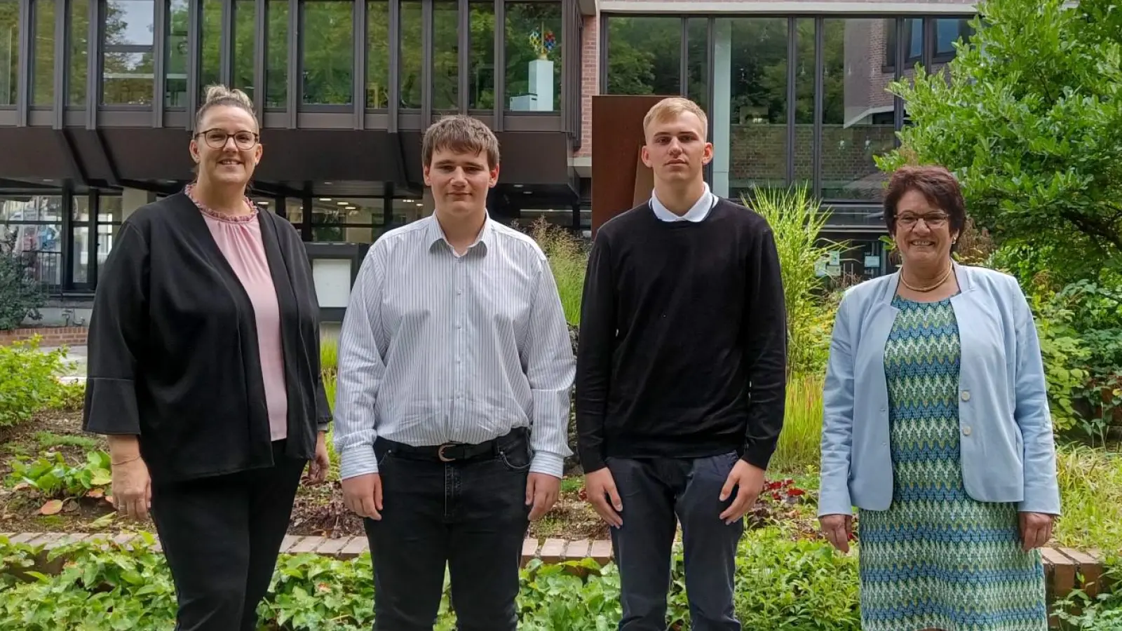 Freuen sich über den Start ins Berufsleben (von links): Ausbildungsleiterin Alexandra Heckl, Ferdinand Hornung, Luis Lederstatter sowie Gautings 1. Bürgermeisterin Brigitte Kössinger. (Foto: Gemeinde Gauting)