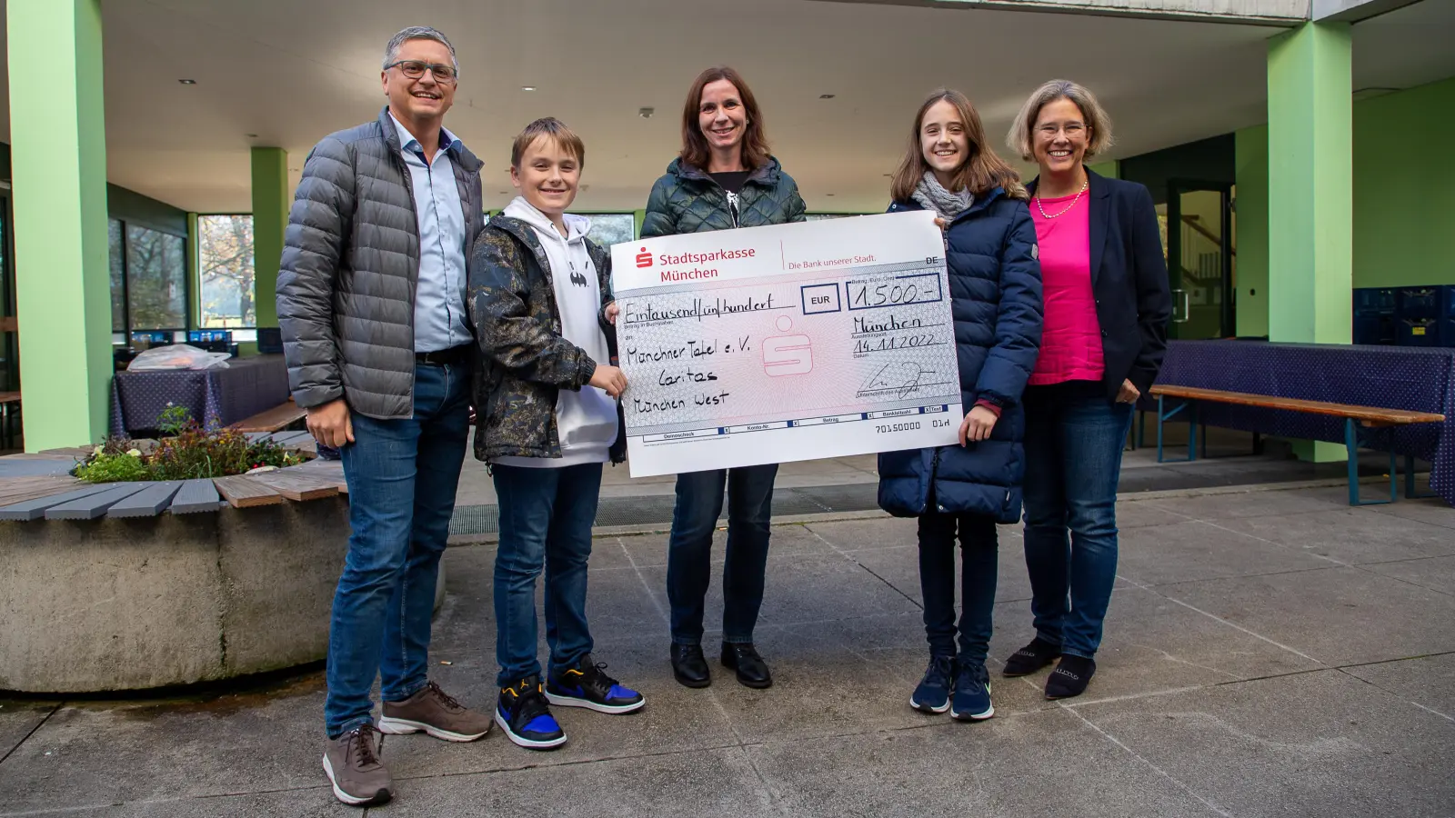 Scheckübergabe an die Aubinger Tafel: v.l. Christian Jörg, 1. Vorsitzender Förderverein, Schüler Leopold, Sonja Kertesz, Leiterin Aubinger Tafel, Schülerin Gillian und Christine Lischka, 2. Vorsitzende Förderverein. (Foto: Karsten Schmid)