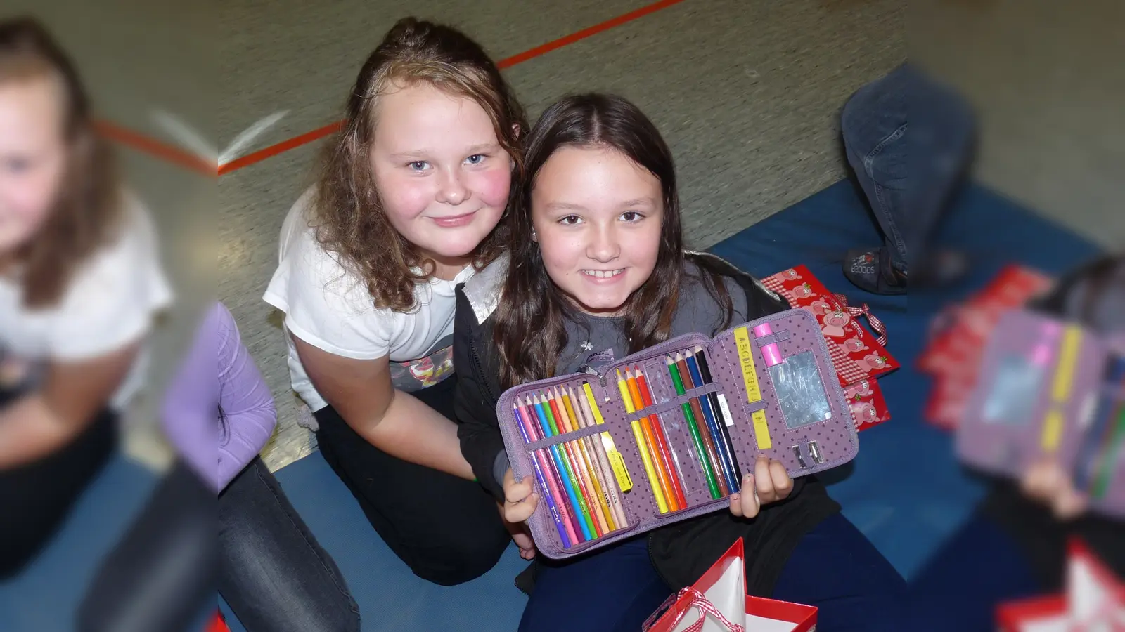 Die Frühstücksklub-Kinder der Deutsche Lebensbrücke freuen sich über ein kleines Schulstart-Packerl. (Foto: Deutsche Lebensbrücke)