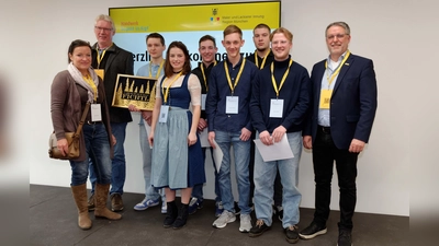 Berufsschullehrerin Brigitte Traub, Leistungskursleiter Hans Fichtl (beide von links) und Obermeister Andreas Romanow (rechts) mit diesjährigen Leistugskursteilnehmern. (Foto: Roland Weegen)