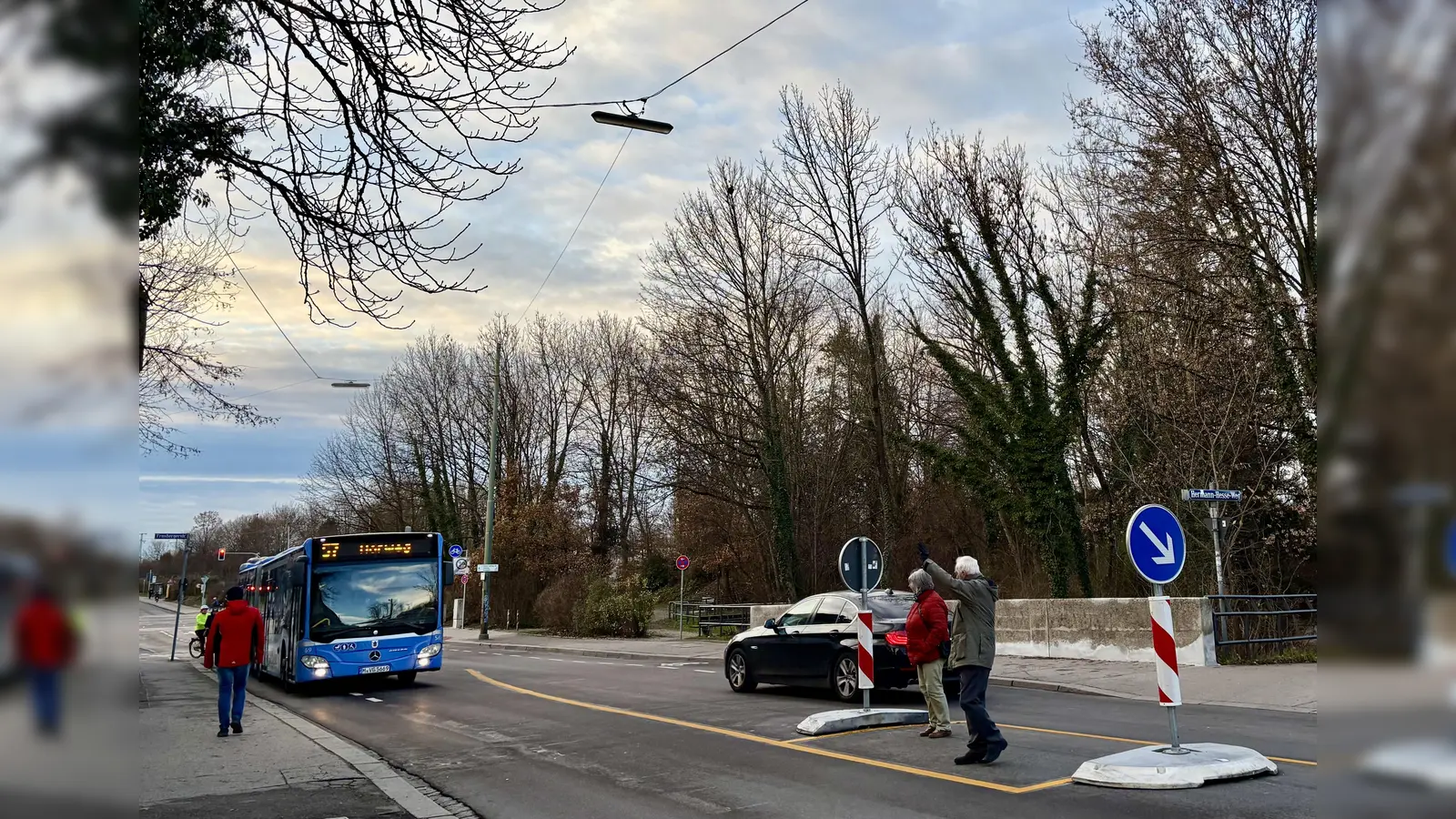 Endlich gibt es die Sprunginsel wieder. Damit wird insbesondere der Schulweg sicherer. Die Einrichtung der Tempo-20-Zone soll noch folgen. (Foto: Ulrike Seiffert)