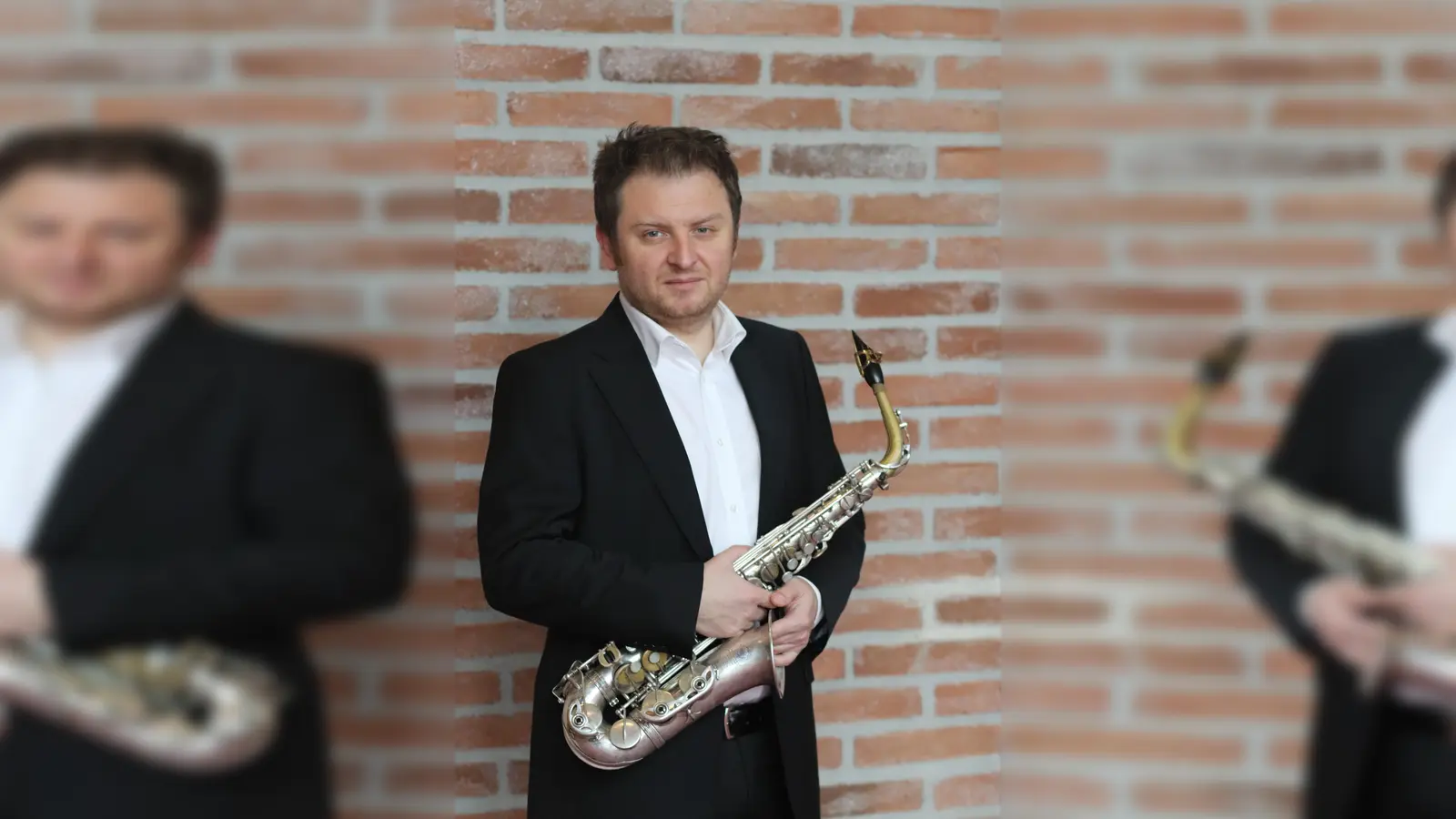 Saxophonist Stefan Mishula präsentiert sein Instrument. (Foto: VA)