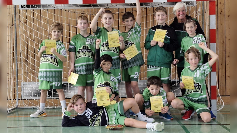 In Scheyern spielten Jonas H., Jonas K., Lucas, Korbinian, Maxl, Max, Oscar, Paulo, Benni und Sebastian M., hier im Bild mit Trainerin Rena Nagel. (Foto: TSV Schleißheim)