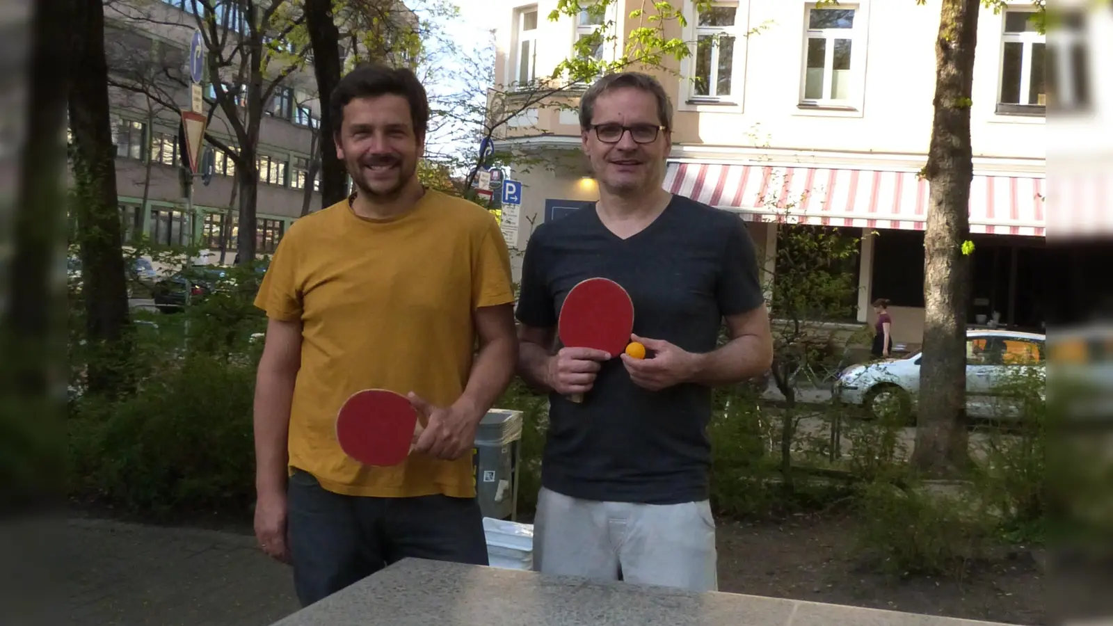 Am Samstag, 16. Juli, findet der erste Tischtenniscup im Westend statt, der vom Bezirksausschuss (BA) Schwanthalerhöhe ins Leben gerufen wurde. Im Bild: BA-Mitglieder Michael Czisch (rechts) und Michael Schelle.  (Archivbild: Czisch und Schelle)