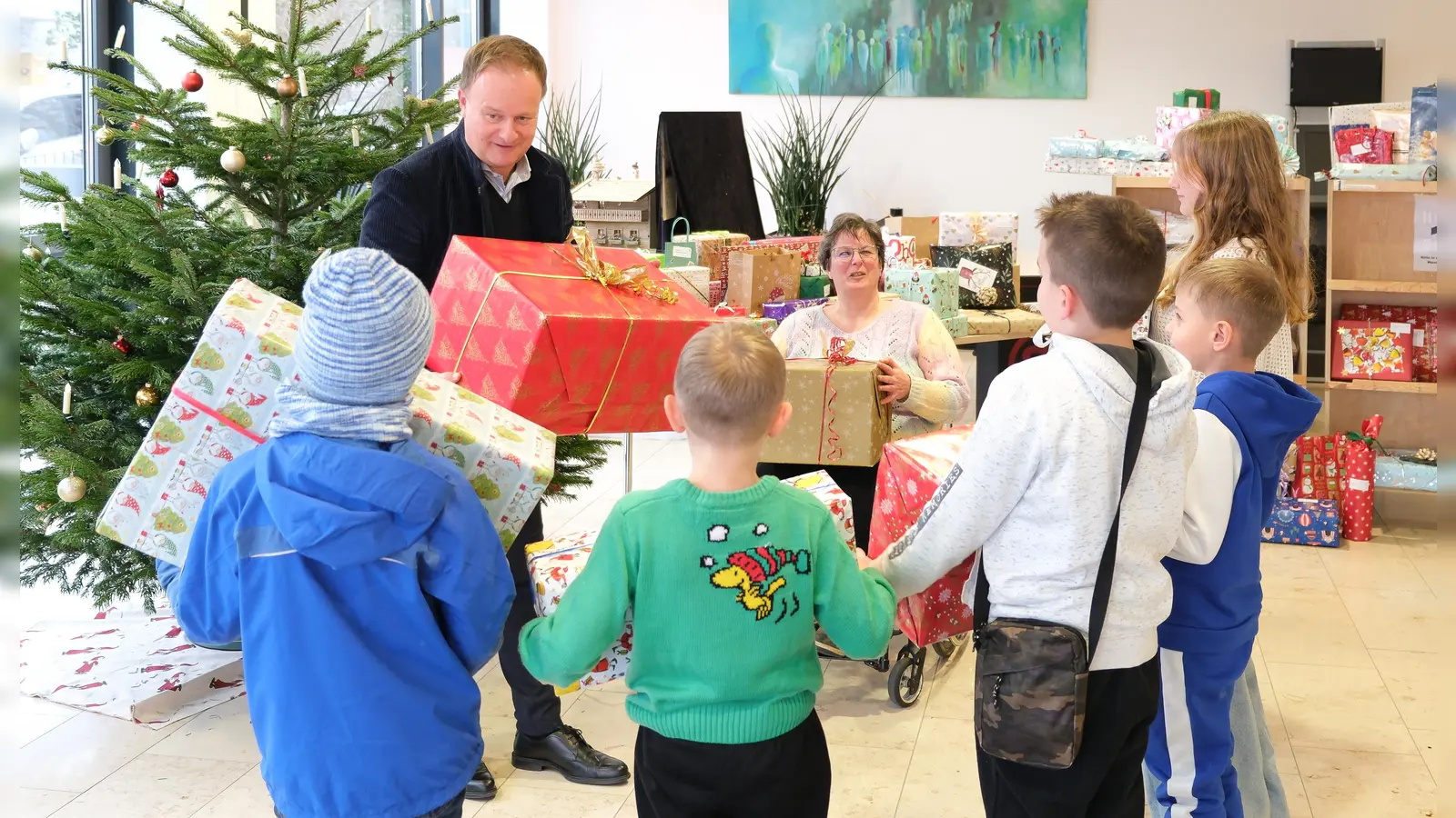  Landrat Robert Niedergesäß und Gisela Niedermeier vom Bürgerservice übergeben die Geschenke. (Foto: Landratsamt Ebersberg)