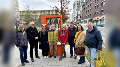 Der Bücherschrank hat nun neue „Kümmerer“. Der Verein für Kinderförderung mit Christian Müller, Graziela de Cammerer und Erwin Kreuzer (v.r.) übergab die Verantwortlichkeit an die Caritas mit Ulrich Prasser (l.) und Annette Schenk (3.v.l.). Auch Frieder Vogelsgesang (2.v.l.) und Rüdiger Schaar sowie Bücherpatin Evelyn Lang (beide Mitte) waren dabei. (Foto: Ulrike Seiffert)