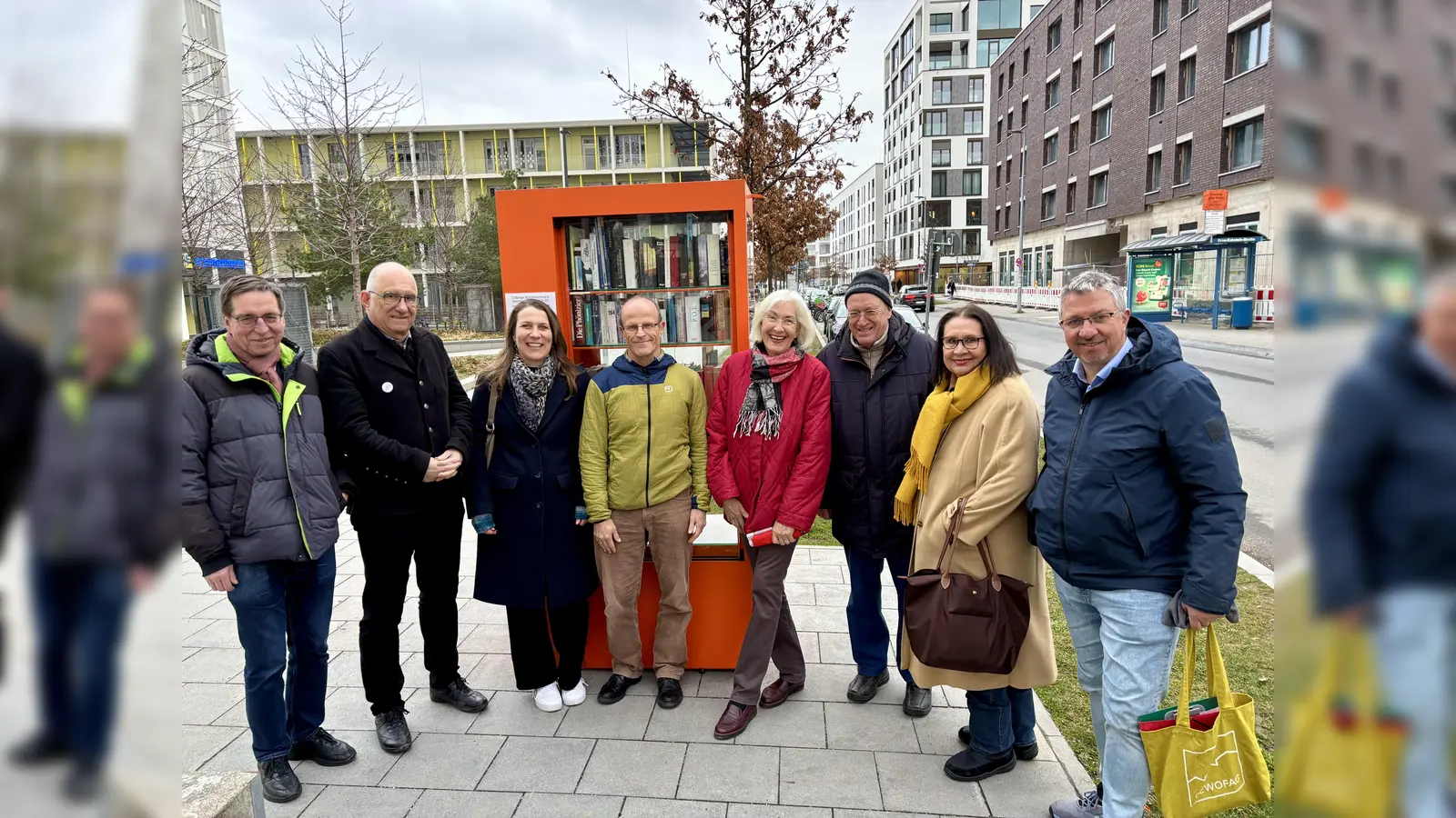 Der Bücherschrank hat nun neue „Kümmerer“. Der Verein für Kinderförderung mit Christian Müller, Graziela de Cammerer und Erwin Kreuzer (v.r.) übergab die Verantwortlichkeit an die Caritas mit Ulrich Prasser (l.) und Annette Schenk (3.v.l.). Auch Frieder Vogelsgesang (2.v.l.) und Rüdiger Schaar sowie Bücherpatin Evelyn Lang (beide Mitte) waren dabei. (Foto: Ulrike Seiffert)