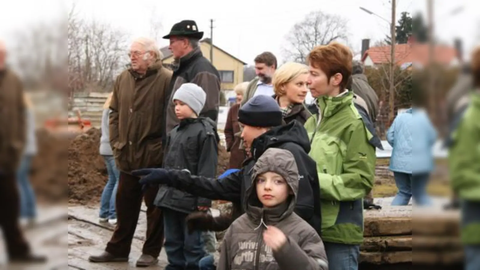 Die Kinder aus der Heitmeir-Siedlung nahmen regen Anteil an den ersten Arbeiten für die Verkabelung der<br>110-KV-Hochspannungsleitung. „Der Spielplatz unterm Hochspannungsmast war uns schon immer komisch. Nun wird er endlich strahlungsfrei“, freute sich Anwohnerin Viola Guirado (rechts im Bild). (Foto: US)