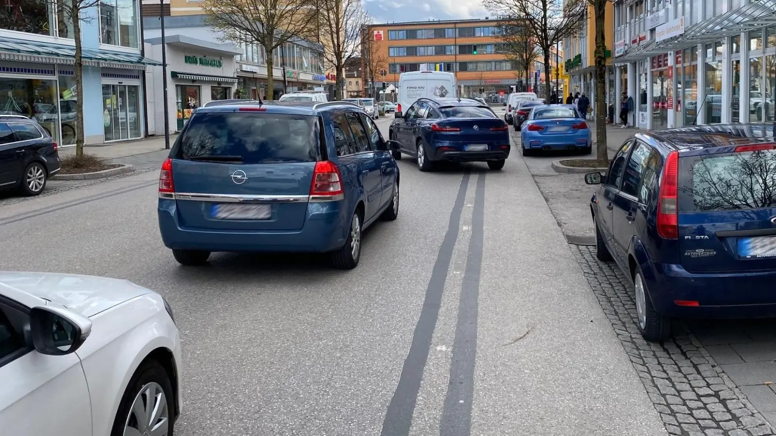 „Ohne ein gutes Radverkehrskonzept, sichere Verkehrswege speziell für Schüler und ältere Radler werde es Germering nicht schaffen, attraktiver für Radfahrer zu werden”, sagt ADFC-Ortssprecher Michael Sigmund. Bei parkenden Autos werden Radler leicht durch ausfahrende Autos oder sich öffnende Türen gefährdet. (Foto: ADFC)