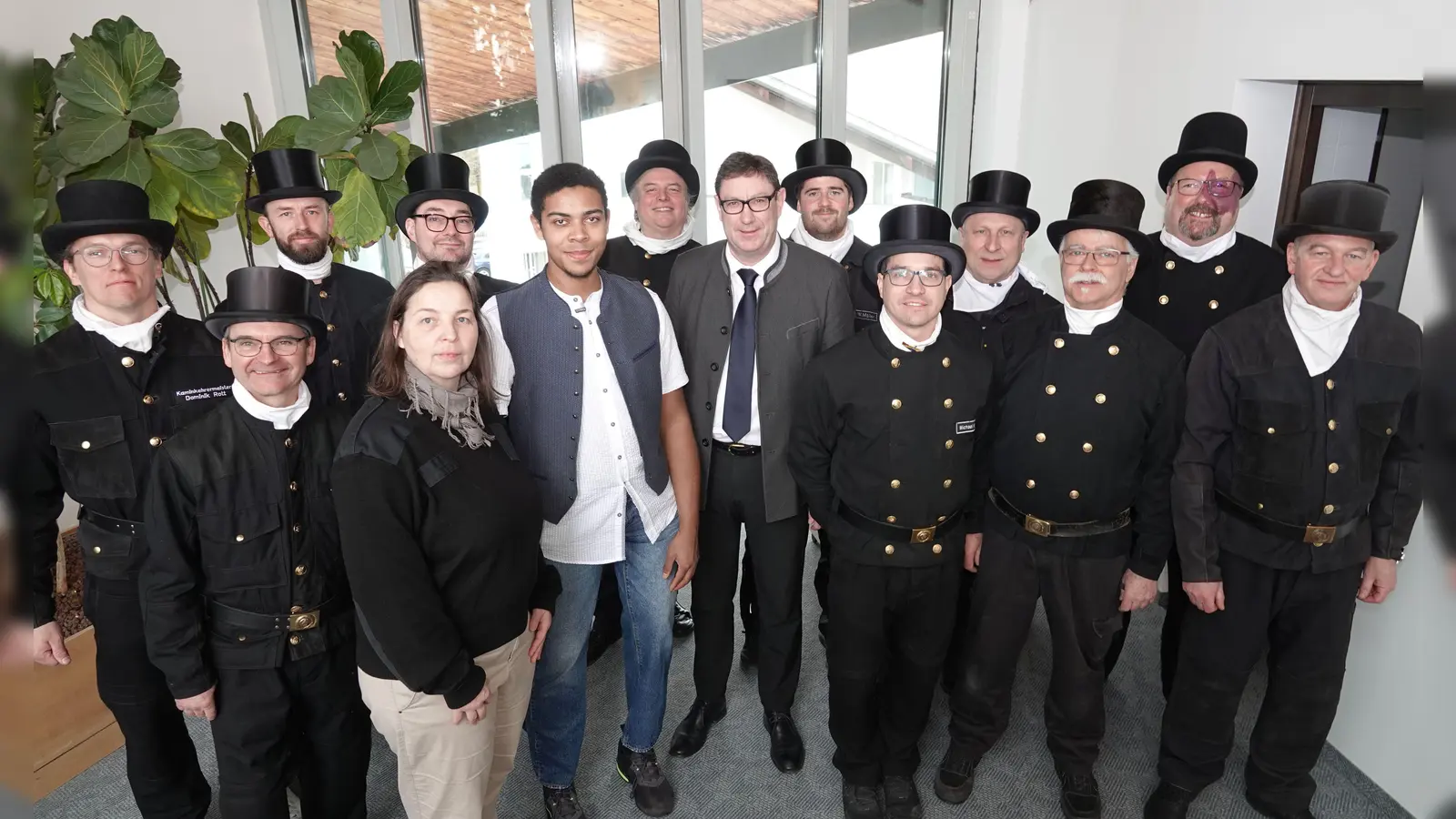 Eric Bichlmaier und Landrat Martin Bayerstorfer (mittig) freuen sich über die großzügige Zuwendung. (Foto: LRA Erding)