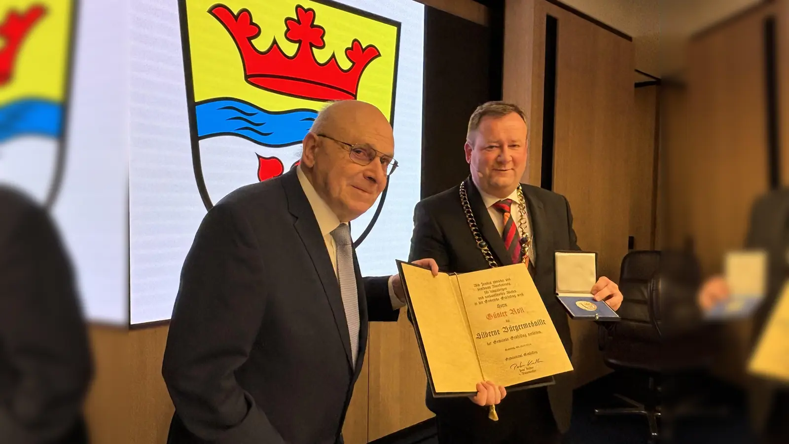 Bürgermeister Peter Köstler (r.) überreichte die silberne Bürgermedaille, die Ehrenurkunde und Anstecknadel an Günter Roll. (Foto: Ulrike Seiffert)