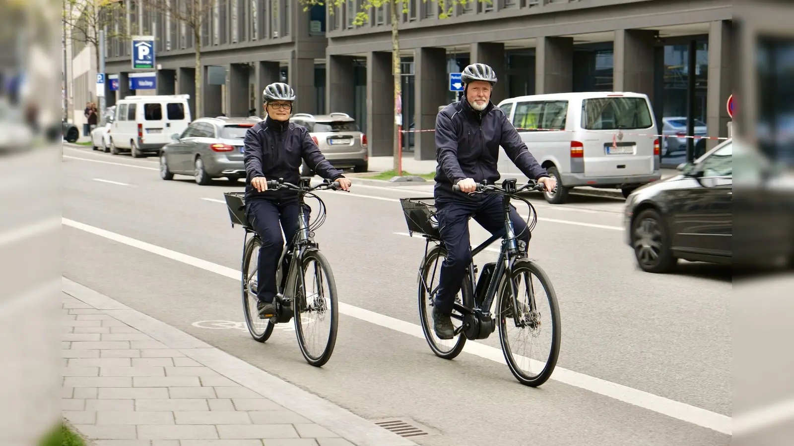 Die neue Fahrradstreife hält Ausschau nach Blockierern von Radwegen. (Foto: Landeshauptstadt München KVR)