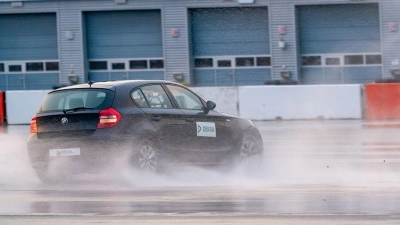 Lenkeingriff bei 130 km/h: Mit abgefahrenen Reifen bricht das Fahrzeug aus – das ESP kann sein Wirkpotenzial nicht ausspielen.  (Foto: DEKRA / Thomas Küppers)