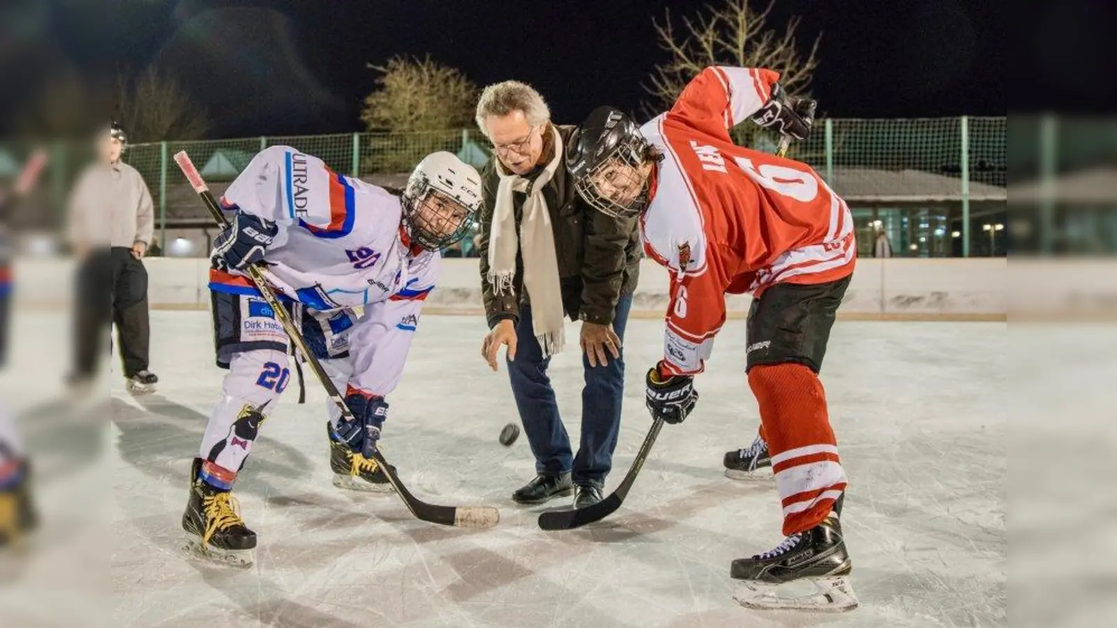 Anstoß mit Schirmherrn: Bürgermeister Heinrich Hofmann eröffnet das zweite Benefiz-Derby auf Planegger Eisfläche mit Theresa Wagner vom ESC Planegg (l.) und Dominik Lenz vom EC Planegg-Geisenbrunn. (Foto: us)