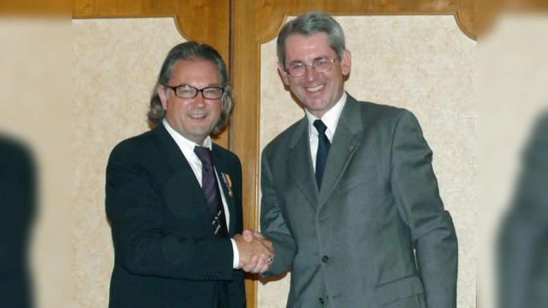 Hier gratuliert Pastpräsident Markus Steckeler (l.) seinem Nachfolger im Präsidentenamt des Lions Club Germering, Stephan Freiherr von Fürstenberg. (Foto: Lions Club Germering)