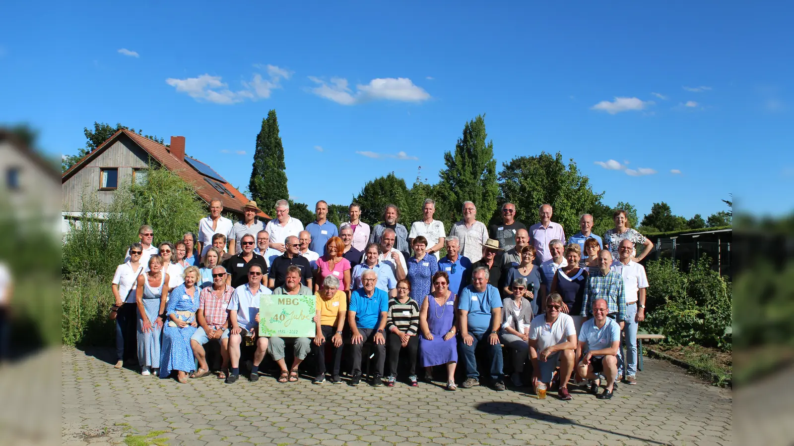 Die ehemaligen Schülerinnen und Schüler des Max-Born-Gymnasiums freuten sich über das Wiedersehen: Reihe hinten stehend: Hans Panschar, Bern Kanzler, Ralf Egen, Markus Scheib, Susanne Amtsberg, Michael Heintz, Thomas Jacken, Lutz Ackermann, Christian Dischinger, Rolf Wittmann, Uli Simon, Birgit Kuhn (Freutel)<br>Reihe Mitte: Brigitte Burger, Matthias Ulbrecht, Iris Eberle, Susanne Fischer, Isolde Lutter (Paintner), Rupert Streicher, Hildrun Glass, Martin Becker, Thomas Lange, Martin Weber, Jan Richter, Stefan Conrad, Irmi Jakob (Hagn), Reinhold Güll, Wolfgang Nelhiebel, Michael Dürr, Hilke Ganslmeier-Derfler, Rainier Kaczmarczyk, Michael Fein, Werner Heimerl, Eva Dimoff, Frank Heinle, Sabine Z., Barbara Drossel (Schatz), Andreas Kux, Wolfgang Lubert <br>Reihe vorn sitzend: Daniela Götschel, Wolfgang Ertl, Michael Weist, Stefan Sucstorf, Josef Meier, Helmut Ankenbrandt, Gerda Kux (Böhm), Elisabeth Haselbacher, Wolf-Dieter Roth, Christine Metz-Schmid, Thorsten Kleemann, Jürgen Biffar<br> (Foto: privat)