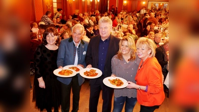 Die Wirtefamilie Steinberg (Günter Steinberg, 2. v. li., Margot Steinberg und Silja Schrank-Steinberg, v. re.) bekommen zum Silvesteressen regelmäßig prominente Unterstützung, hier durch Oberbürgermeister Dieter Reiter und Gattin Petra. (Foto: Münchner Tafel e.V.)