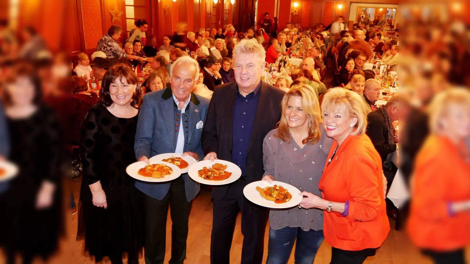 Die Wirtefamilie Steinberg (Günter Steinberg, 2. v. li., Margot Steinberg und Silja Schrank-Steinberg, v. re.) bekommen zum Silvesteressen regelmäßig prominente Unterstützung, hier durch Oberbürgermeister Dieter Reiter und Gattin Petra. (Foto: Münchner Tafel e.V.)