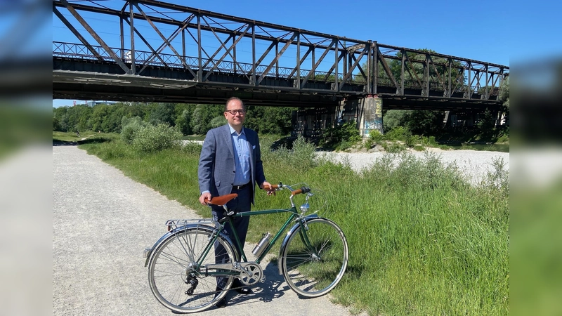 „Es klafft eine Lücke im Radwege-Netz, die wir schließen möchten”, sagt Manuel Pretzl (CSU) vor der Braunauer Brücke. (Foto: CSU)