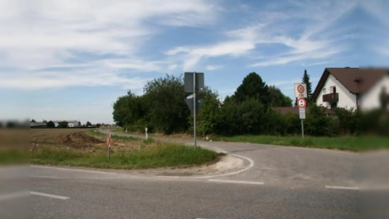 Das Neubaugebiet am Hans-Goltz-Weg sollte vom Pasinger Heuweg erschlossen werden, empfiehlt der BA. Zu diesem Zweck würde der Weg als Anliegerstraße mit Fußweg und Busverkehr ausgebaut. (Foto: US)