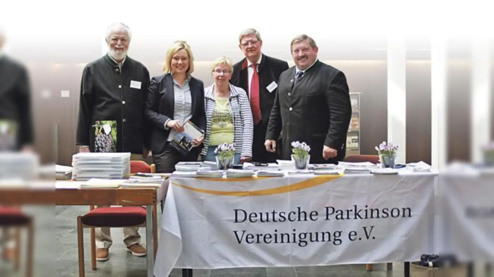 Klaus-Dieter Encz, Doris Rauscher MdL, Harald und Gertrud Brunner und Bürgermeister Georg Reitsberger (v. li.) beim Welt-Parkinson-Tag 2015.	 (Foto: Parkinsongruppe EBE)