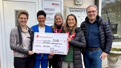 Angela Wimmer und Sonja Mayer vom BVGL, Stephanie Froehlich und Yvonne Bär vom Hospizdienst und BVGL-Vorsitzender Olaf Grohmann (v.l.) bei der Scheckübergabe. (Foto: Ulrike Seiffert)