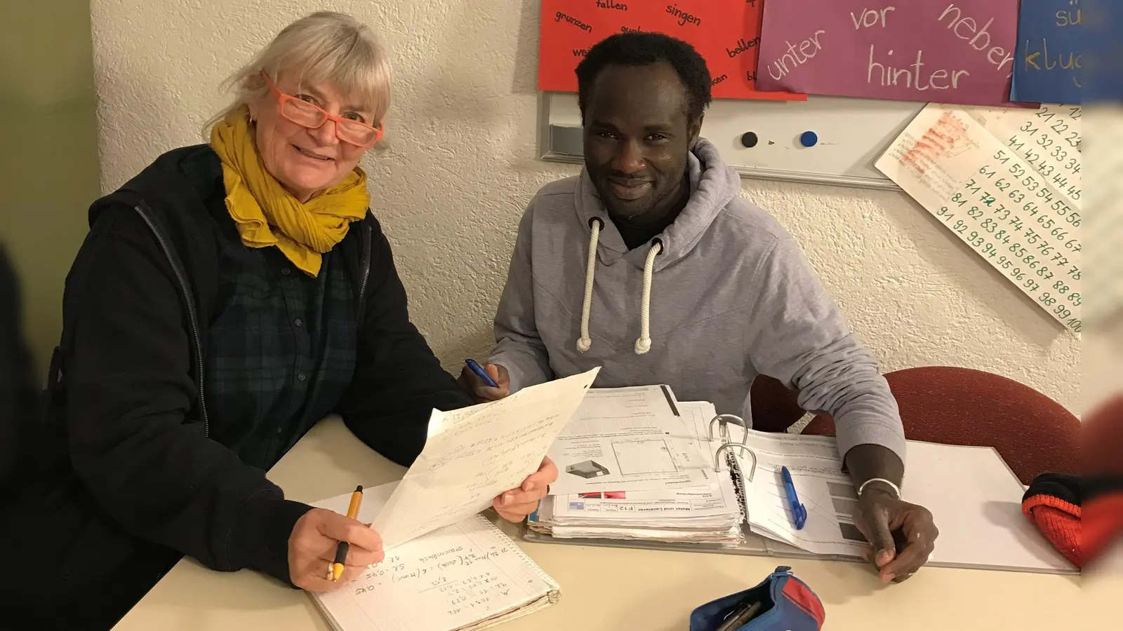 Die ehrenamtliche Ausbildungsbegleiterin Lilly hilft dem Pflege-Azubi Issa beim Lernen für die Prüfungen.  (Foto: EKA Weilheim-Schongau)