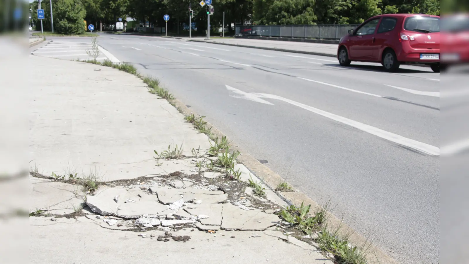 Noch in diesem Jahr will das städt. Baureferat laut Renate Unterberg den Knoten Ammersee-, Waldwiesen-, Silberdistelstraße sanieren. Der Spielplatz an Ludl- / Menaristraße soll u.a. eine Sandbaustelle bekommen und der Bolzplatz an der Großhaderner Straße ein Calisthenics-Gerät (für Eigengewichtsübungen). (Foto: job)