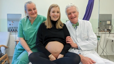 Dr. Ina Rühl und Dr. Nikolaus von Obernitz zusammen mit einer schwangeren Patientin in der Frauenklinik. (Foto: Rotkreuzklinikum München)