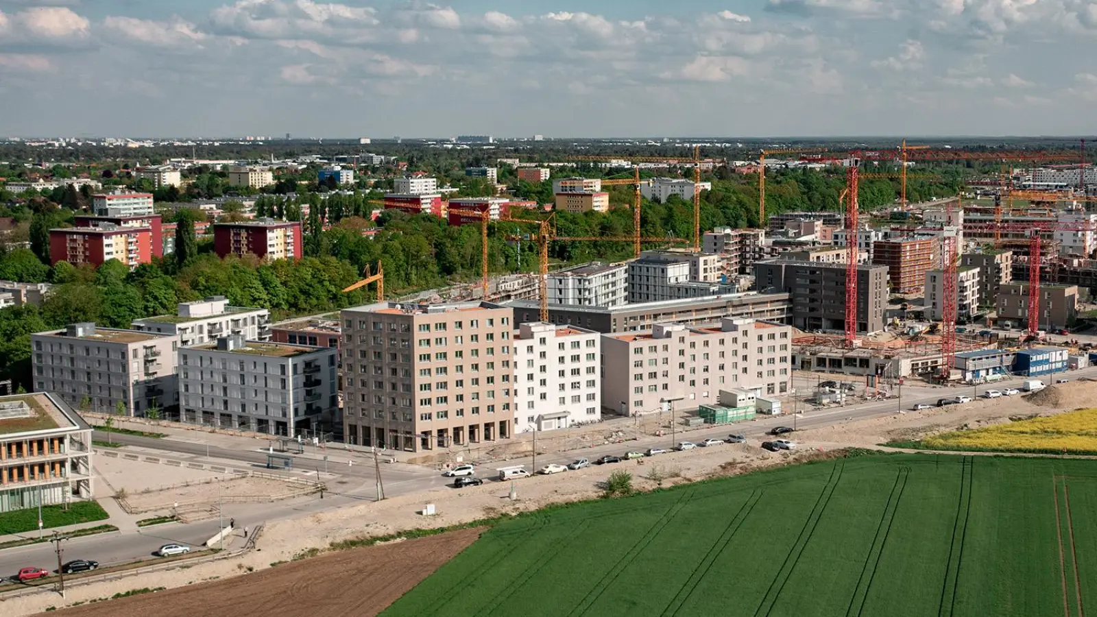 Bestandteil der Wohngebäude in Freiham Nord sind die integrierten<br>Mobilitätsstationen. Die Begrünung wird mit den Baufertigstellungen und Bezügen<br>wachsen. (Foto: MGS, Jonas Nefzger)