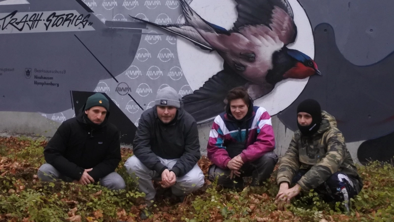 Vier Künstler taten sich zusammen, um die Rückwand des Wertstoffhofes zu gestalten. Von links im Bild: Noiz Two, Jonas Lederer, Gerald Jegal und Erik Mayer. (Foto: Ana Scheunemann)