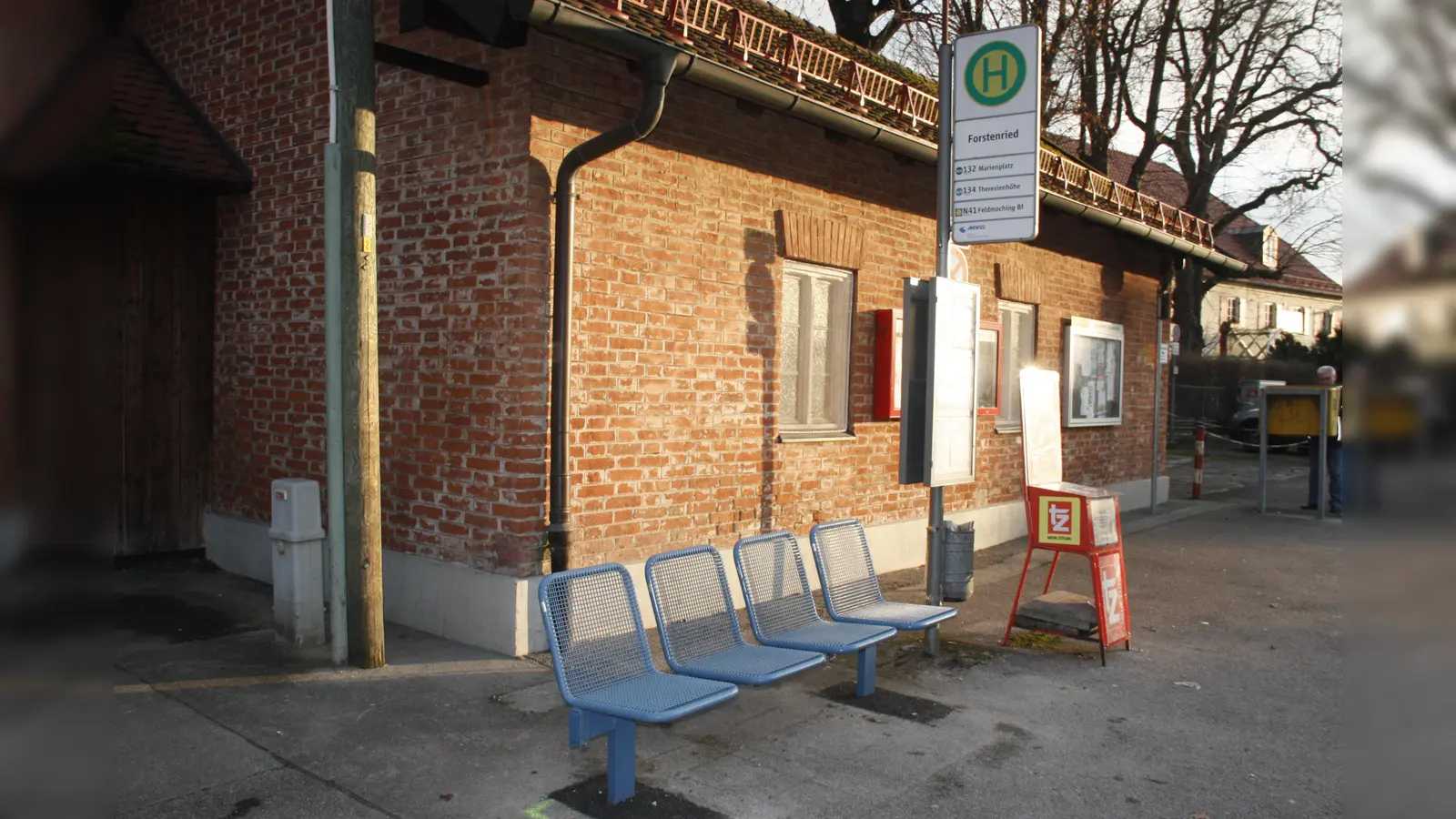 An der Bushaltestelle Forstenried kann man sich nun auch am alten Feuerwehrhaus setzen, solange man auf den Bus wartet. Ein überdachtes Wartehäuschen gibt es aber nur auf der gegenüberliegenden Seite. (Foto: job)