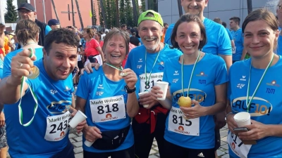 Nach zehn Wochen Training bewältigten die Teilnehmer eines früheren Kurses von „Lauf10” zehn Kilometer und bekamen dafür eine Medaille. (Foto: Mitterer)