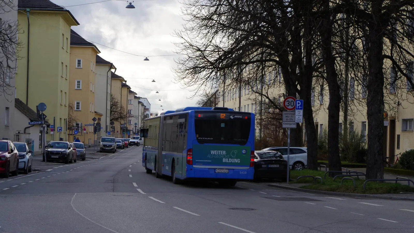 In der Wendl-Dietrich-Straße, zwischen östlich Steubenplatz und westlich Winthirplatz, darf zeitweise nur Tempo 30 gefahren werden. (Foto: Beatrix Köber)