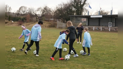 „Mädchen an den Ball“ bietet interessierten und fußballbegeisterten Mädchen ein kostenloses Training, ab jetzt auch beim SV 1880. (Foto: Biku e.V.)