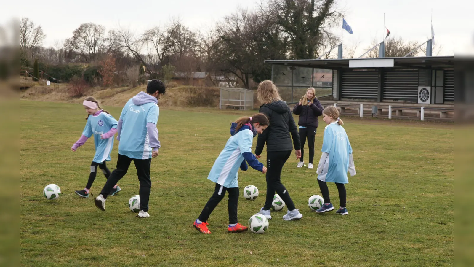 „Mädchen an den Ball“ bietet interessierten und fußballbegeisterten Mädchen ein kostenloses Training, ab jetzt auch beim SV 1880. (Foto: Biku e.V.)