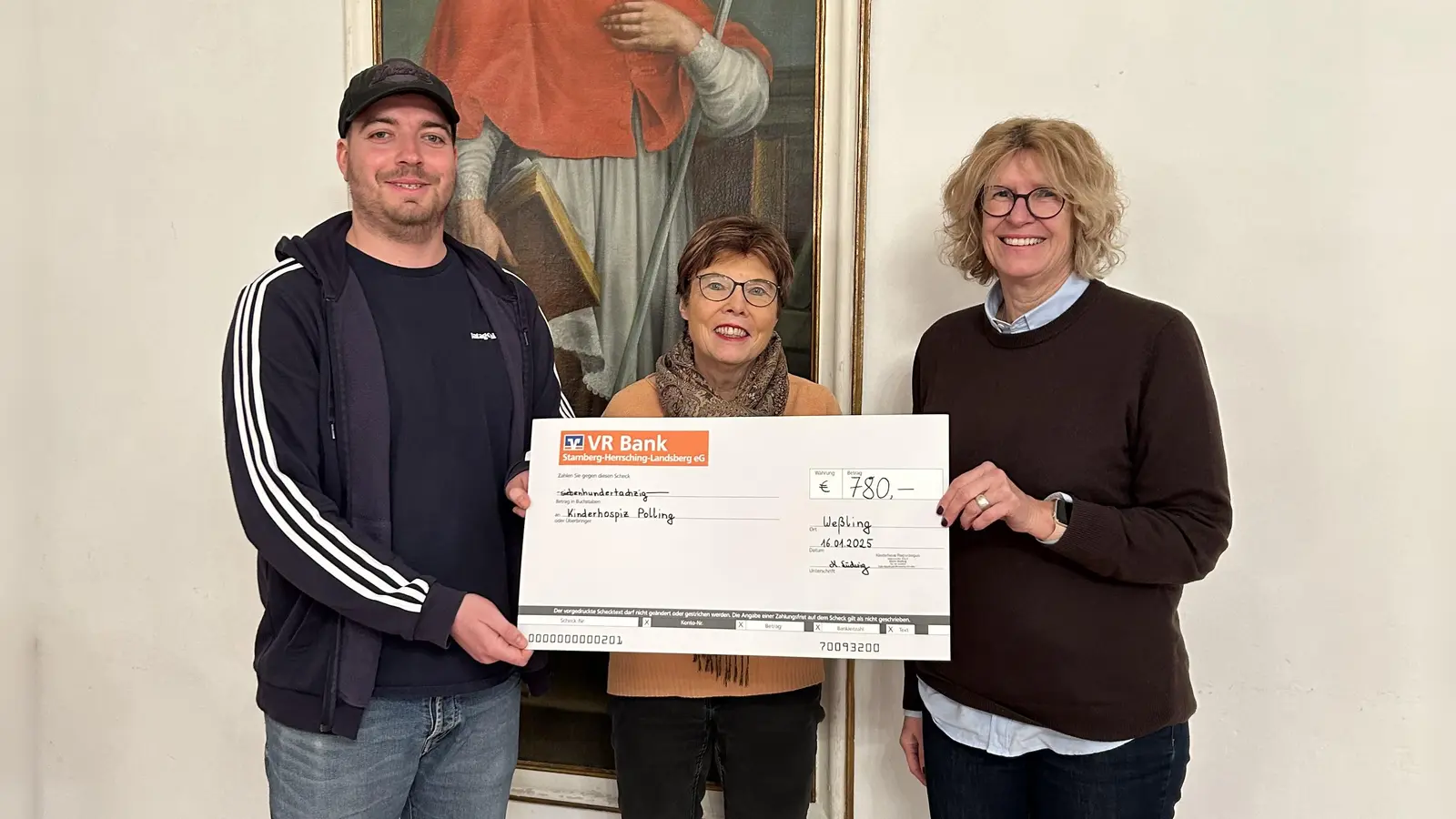 Freude bei der Spendenübergabe: Erzieher Lukas Grosser und Kinderhaus-Leiterin Marion Ludwig (r.) überreichen den symbolischen Scheck an Angelika Klennert (Vorstandsmitglied Hospizverein). (Foto: Kinderhaus Regenbogen)