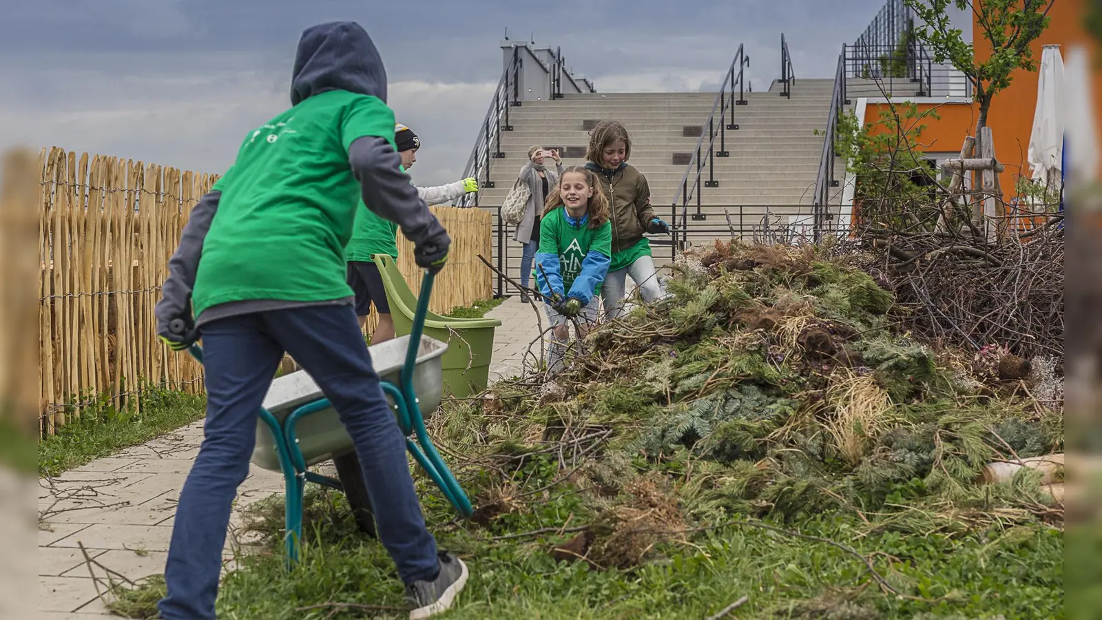 Die Almschule im Werksviertel-Mitte bringt Kindern und Jugendlichen ein Stück Natur in die Stadt - und das auf dem Dach und direkt am Ostbahnhof. (Foto: URKERN/Ivana Bilz)